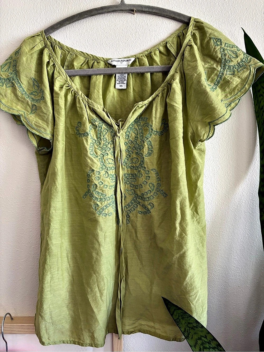 Banana Republic Embroidered Green Blouse Size XS Like New silk cotton